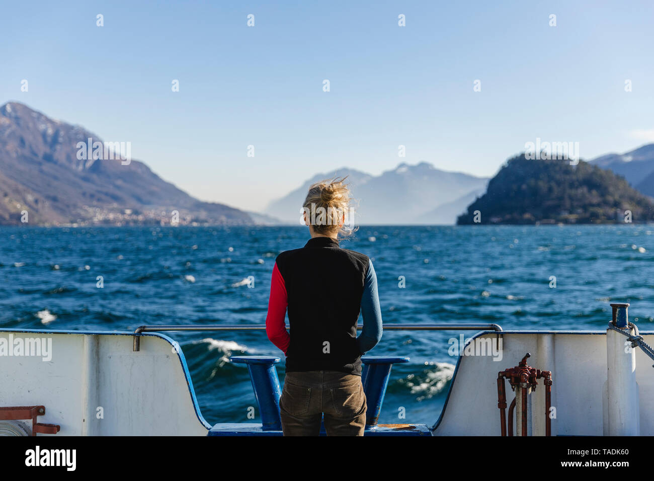 L'Italie, Como, rear view of woman sur le ferry en profitant de la vue sur le lac de Côme Banque D'Images L'Italie, Como, rear view of woman sur le ferry en profitant de la vue sur le lac de Côme Banque D'Images