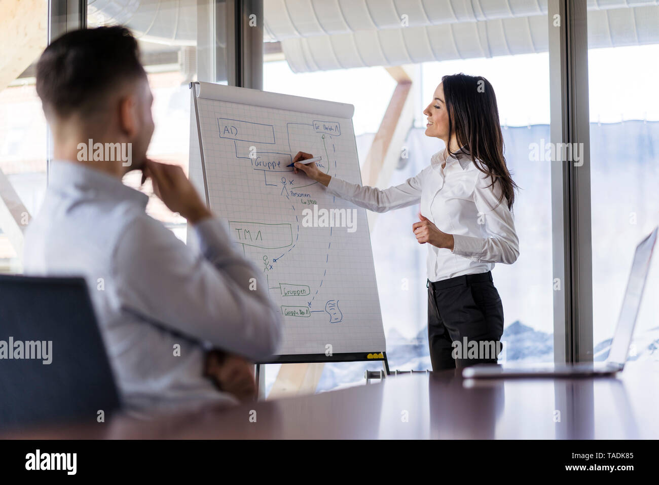 Young travailler avec tableau de conférence in office Banque D'Images