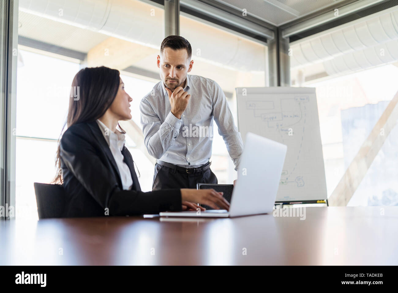 Businessman and businesswoman with laptop in office Banque D'Images