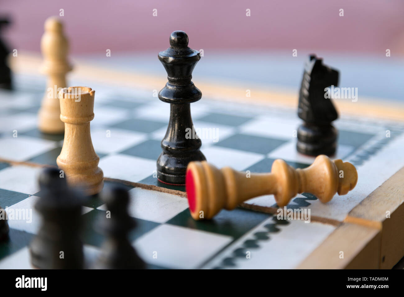 Pièces des échecs en bois sur l'échiquier, checkmate Banque D'Images