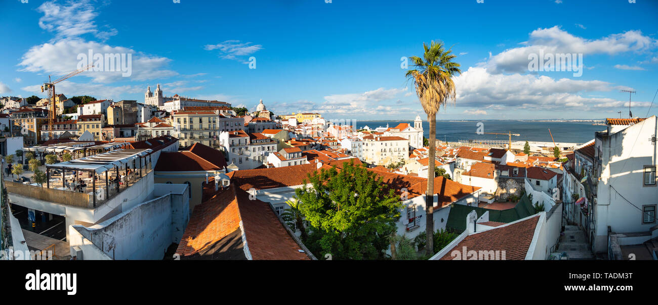Portugal, Lisbonne, Alfama, vue de Miradouro de Santa Luzia sur district avec le Monastère de São Vicente de Fora, Tage, vue panoramique Banque D'Images