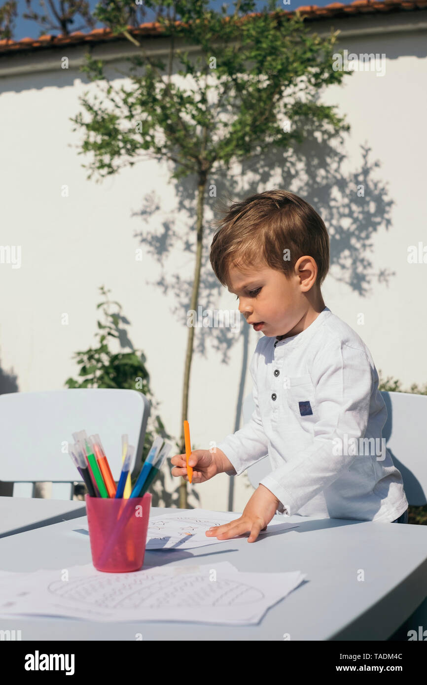 Tout-petit oeuf de Pâques coloriage sur un papier Banque D'Images