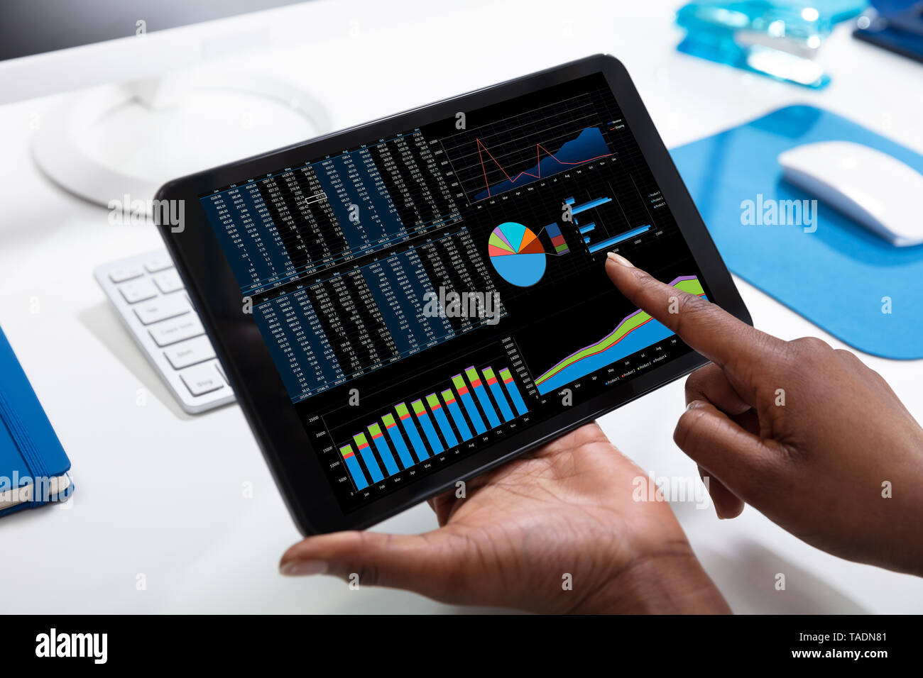 L'homme d'affaires main pointant sur tablette graphique sur l'écran montrant 24 Banque D'Images