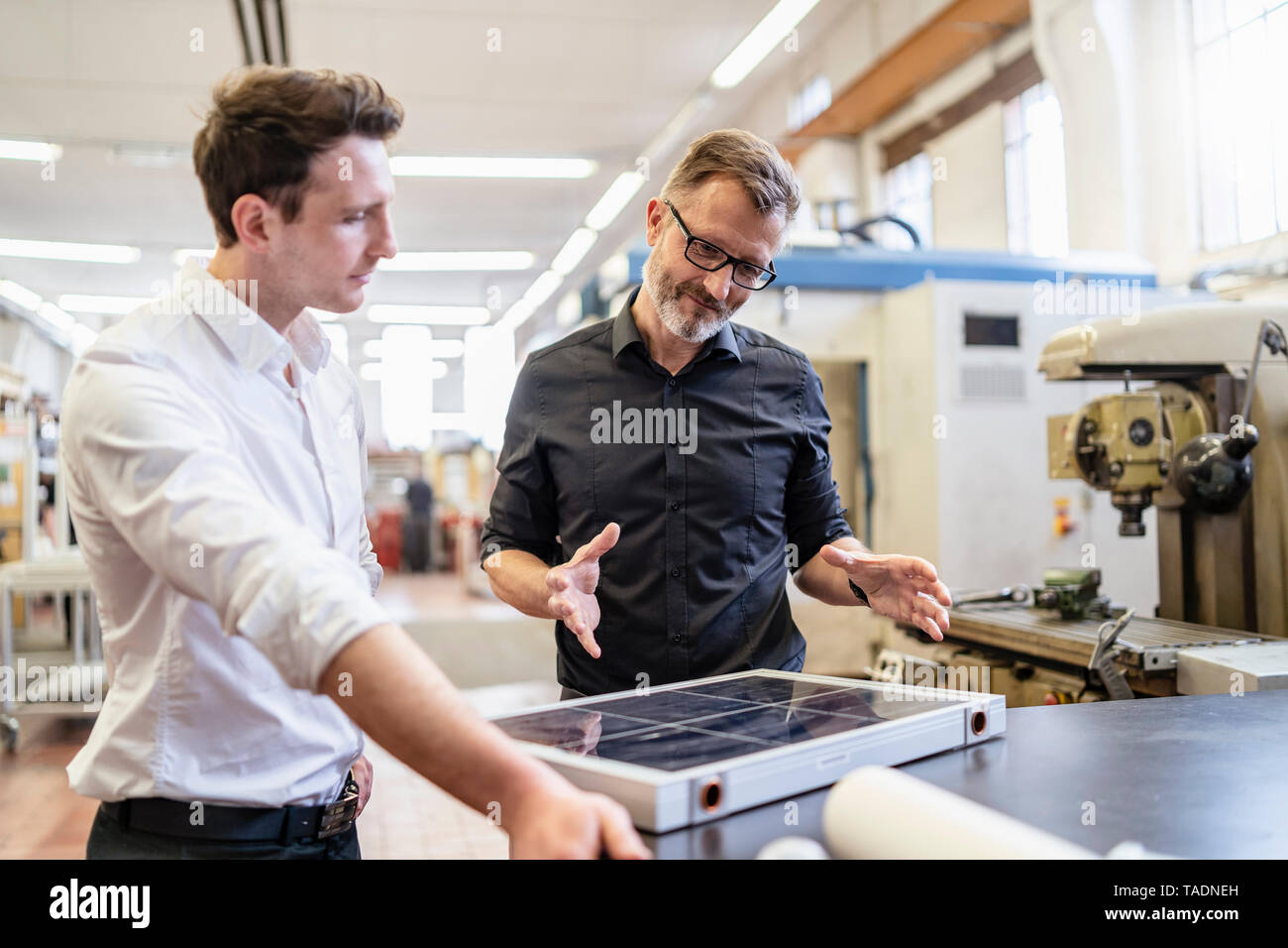 Deux collègues de travail en usine sur les cellules solaires Banque D'Images