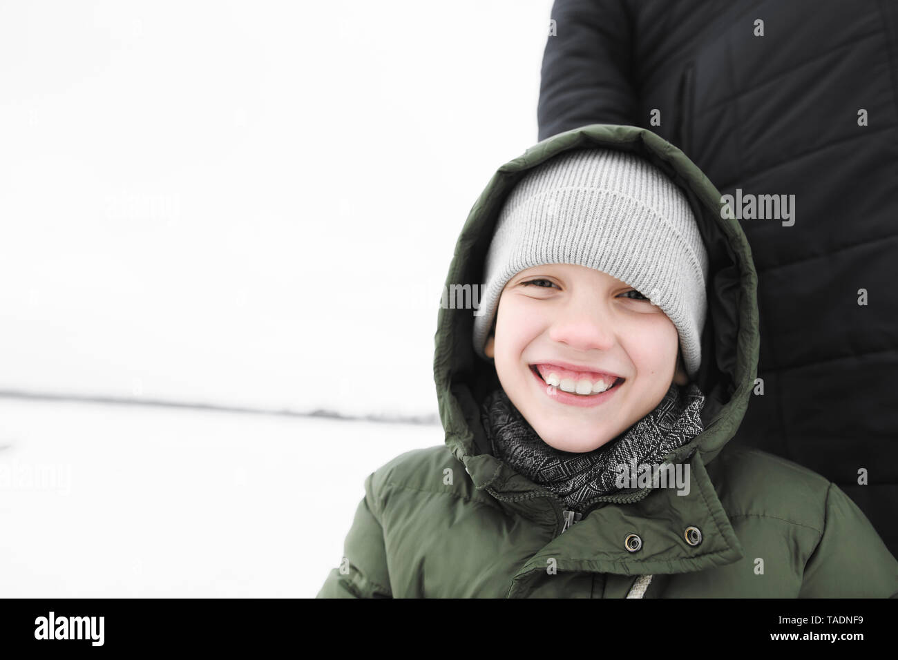 Portrait of happy boy en hiver Banque D'Images