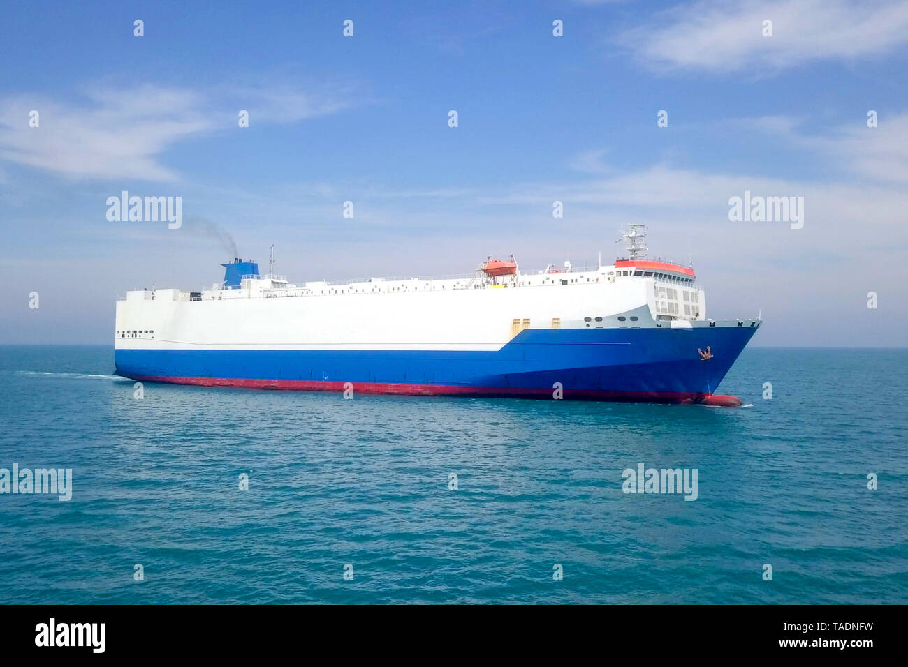 L'image aérienne d'une grande RoRo (Roll on/off) navire transporteur de véhicules d'une croisière sur la mer Méditerranée Banque D'Images