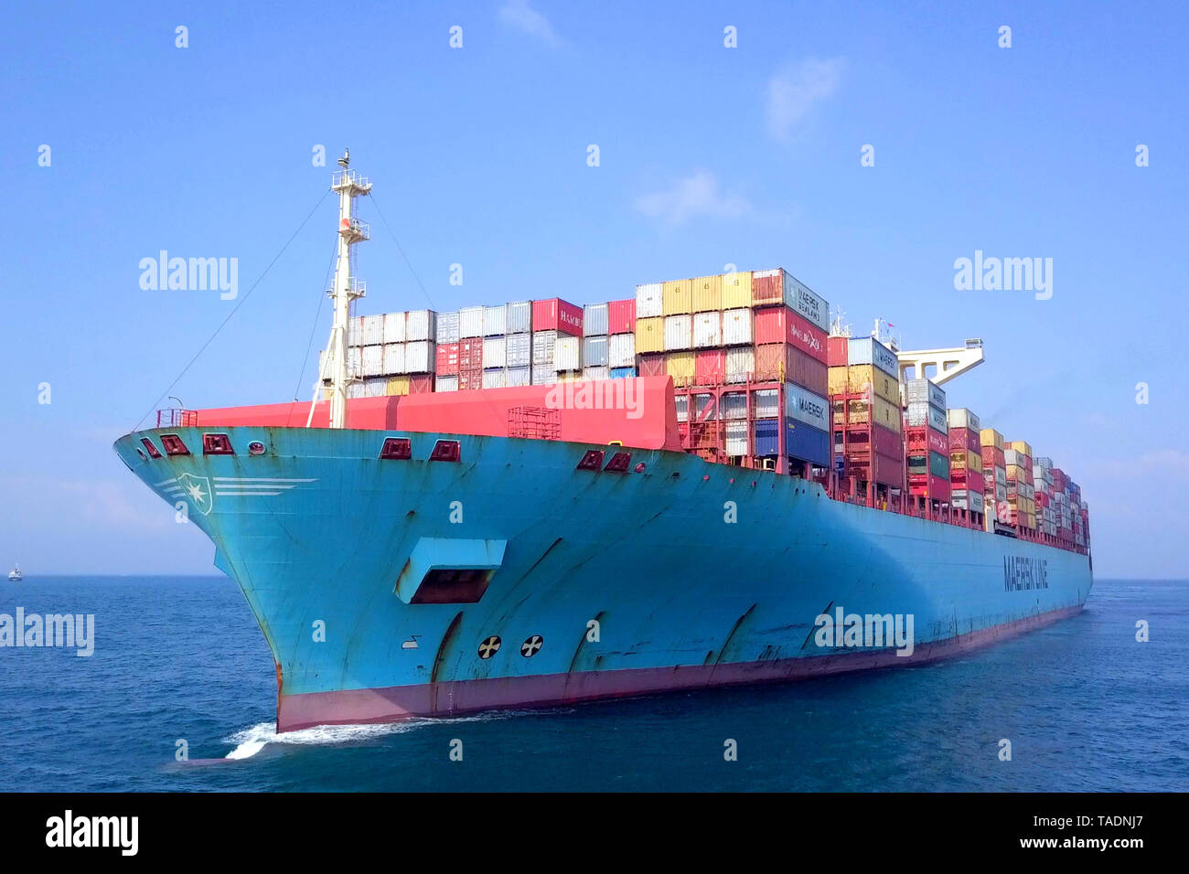 Des images aériennes de la ligne maritime Maersk navire ultra grand récipient (ULCV) croisière dans la mer Méditerranée. Banque D'Images