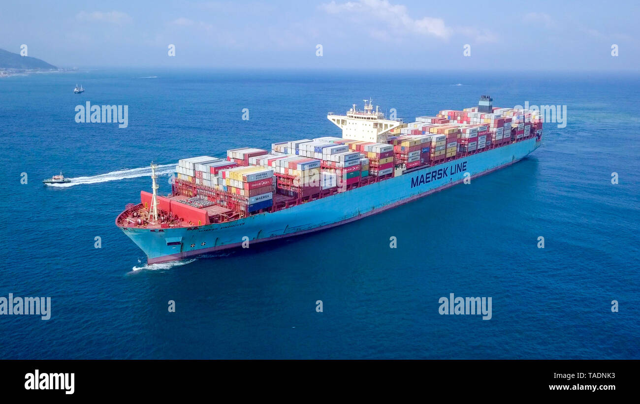 Des images aériennes de la ligne maritime Maersk navire ultra grand récipient (ULCV) croisière dans la mer Méditerranée. Banque D'Images