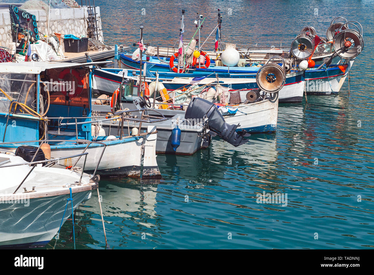 Les bateaux de pêche amarrés dans le vieux port de Nice. D'Azur, France Banque D'Images