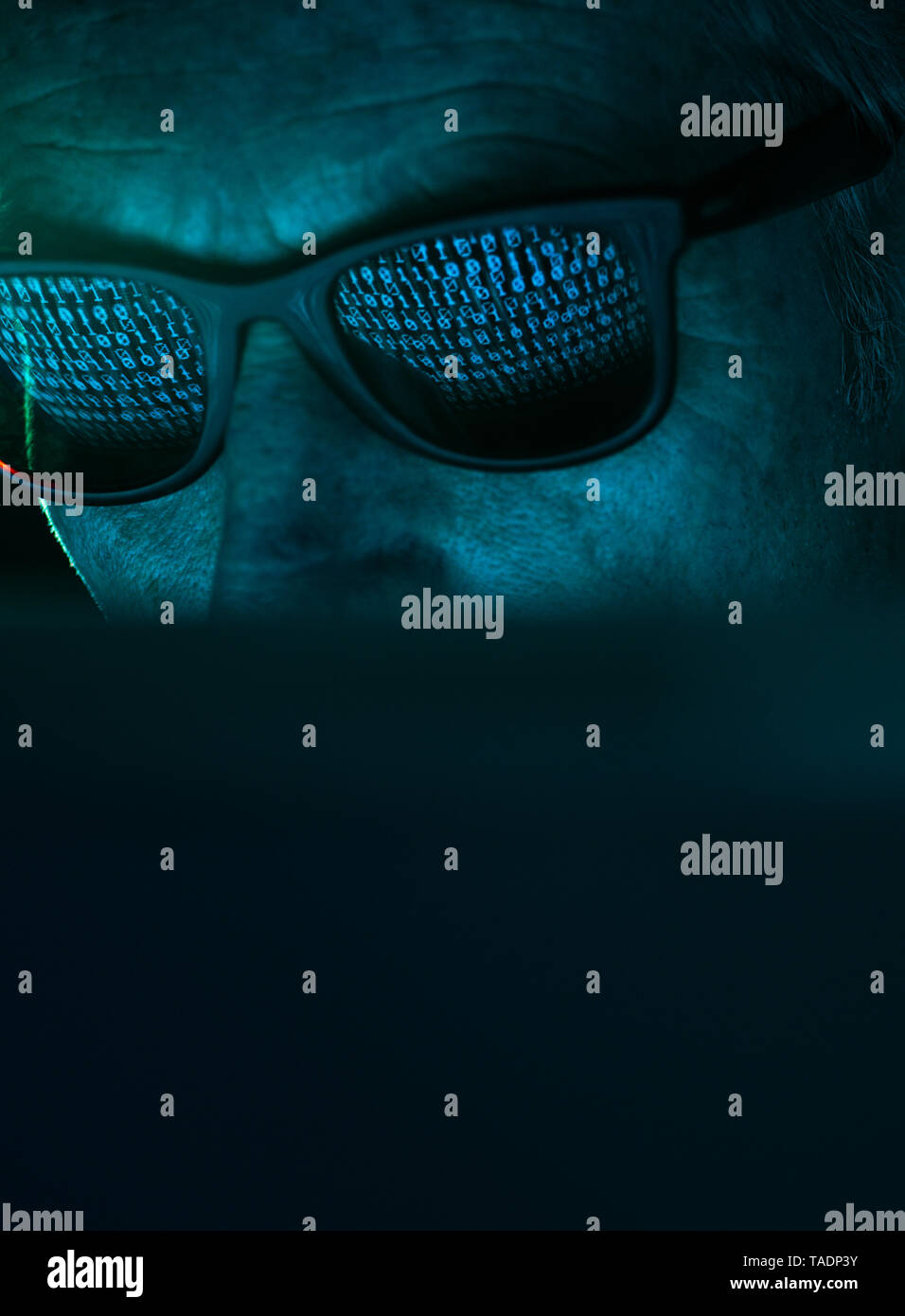 Cyber-criminalité, la réflexion dans des spectacles de piratage virus d'un ordinateur, Close up of face Banque D'Images