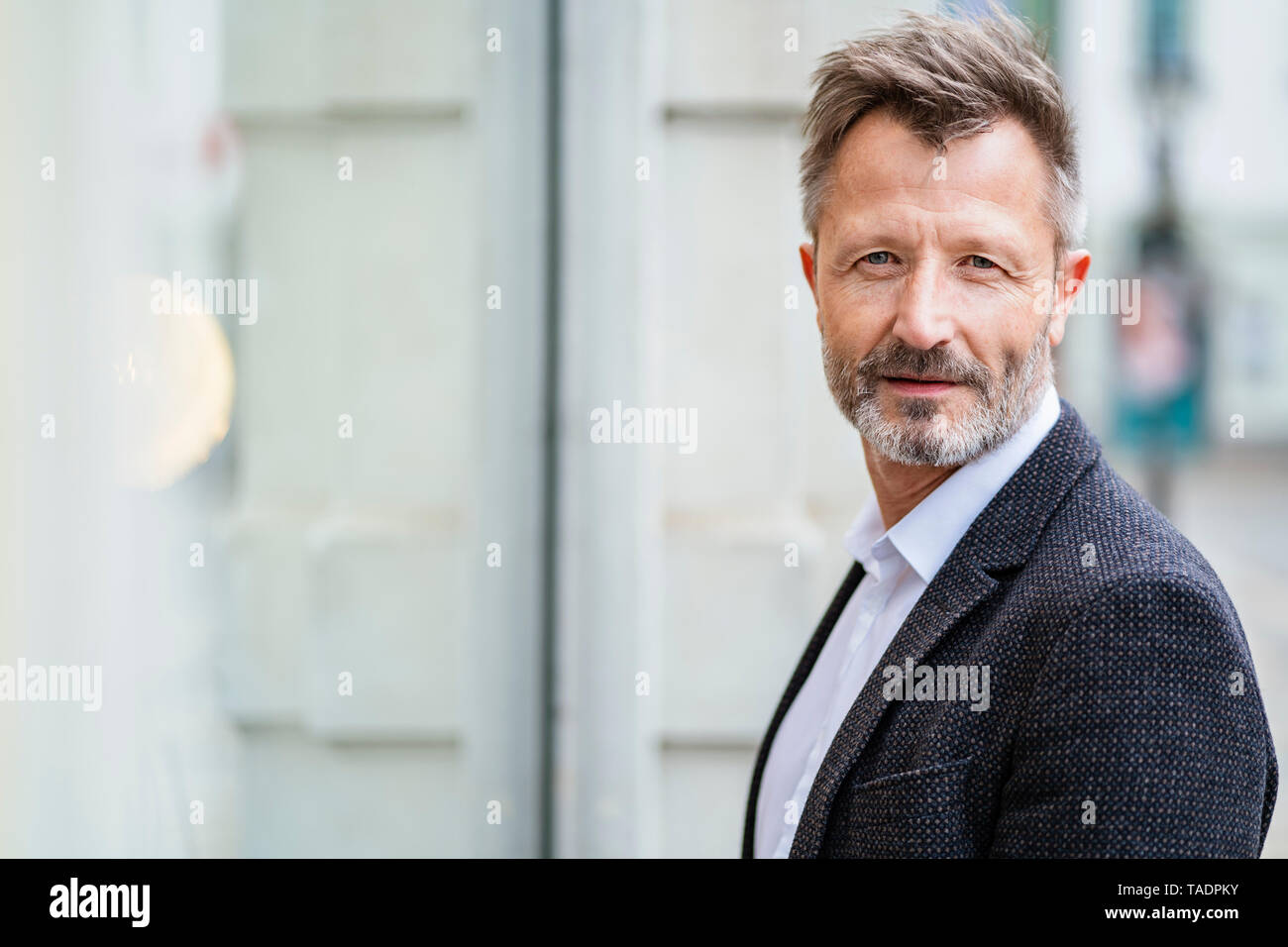 Portrait of mature businessman avec barbe grisonnante Banque D'Images