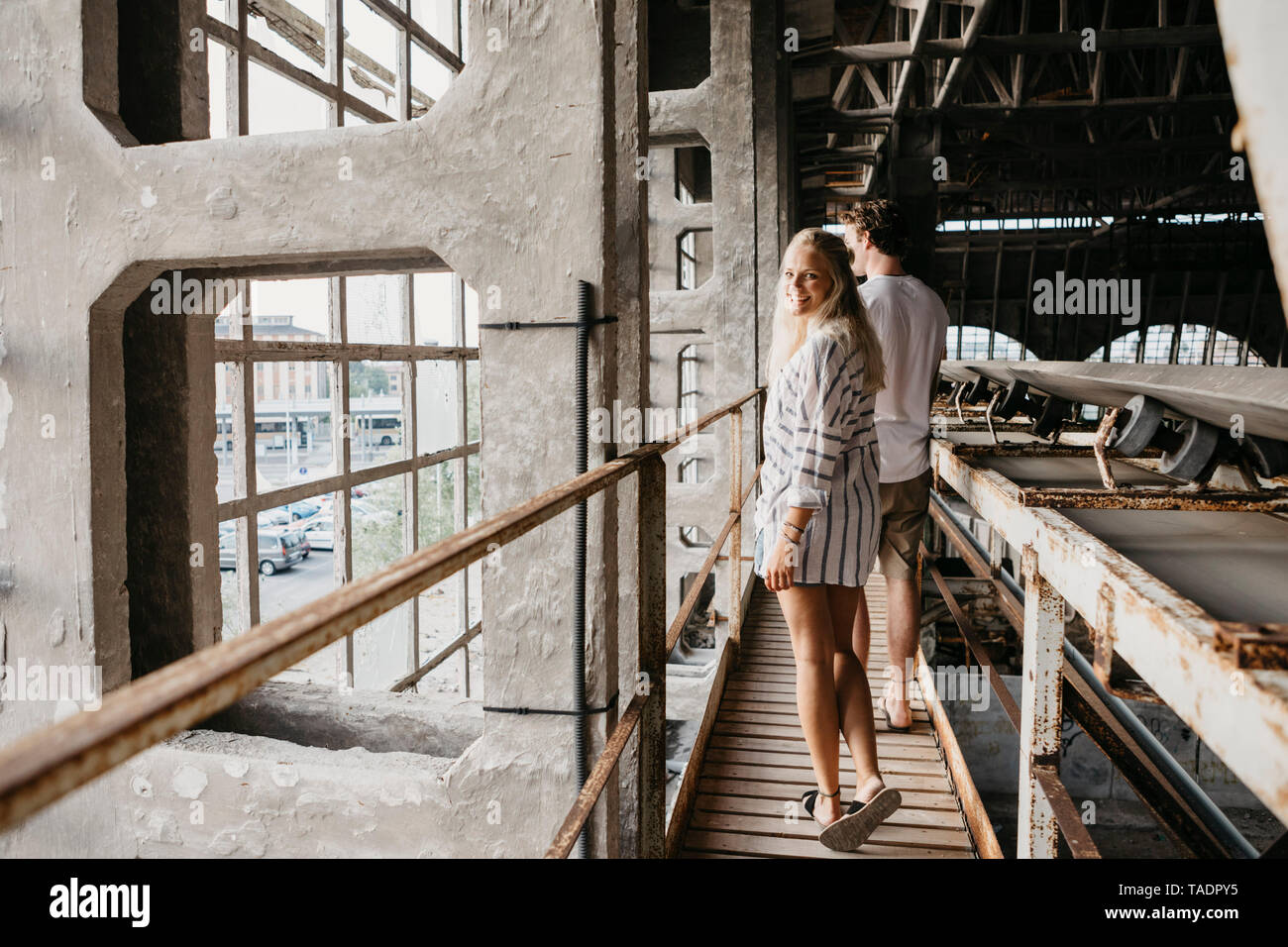 Happy young couple dans une ancienne gare Banque D'Images