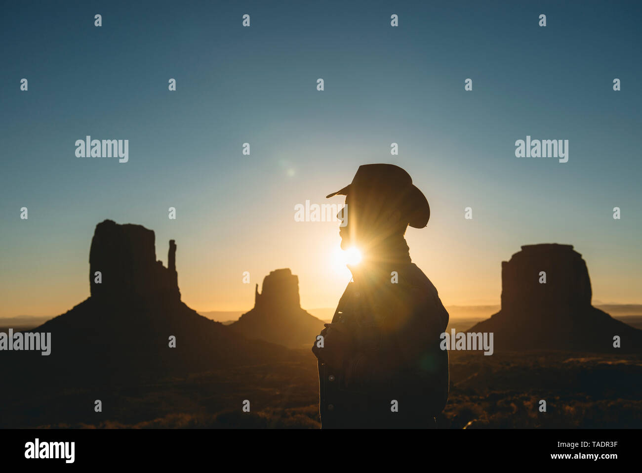 USA, Utah, Monument Valley, la silhouette de l'homme avec chapeau de cow-boy au lever du soleil Banque D'Images