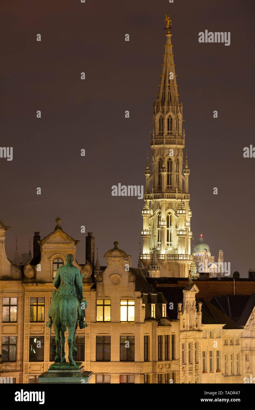 Belgique, Bruxelles, vue sur Mont des Arts, la mairie et ville basse, Statue d'Albert Ier de Belgique la nuit Banque D'Images