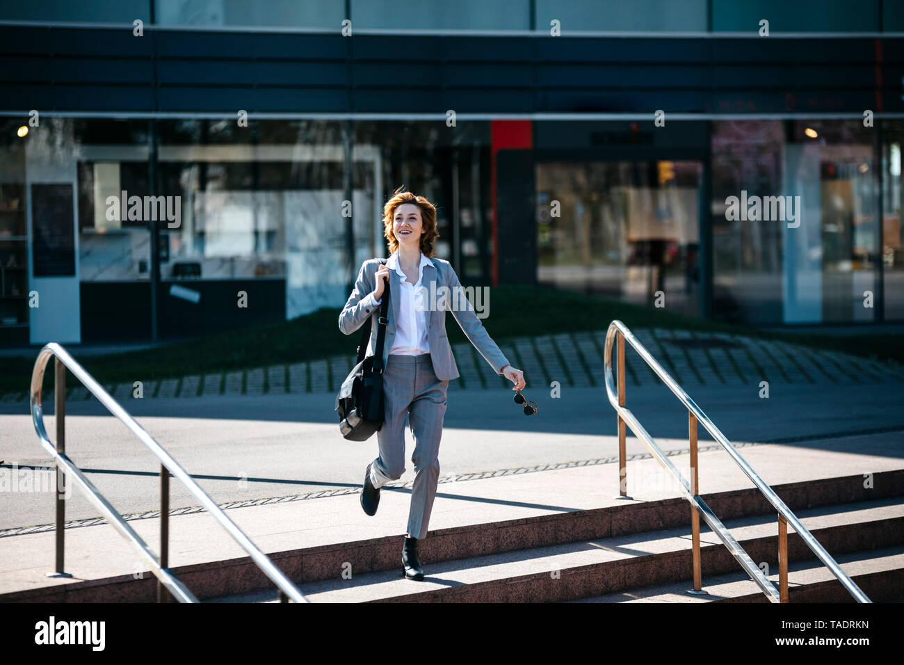 Young businesswoman le navettage dans la ville Banque D'Images