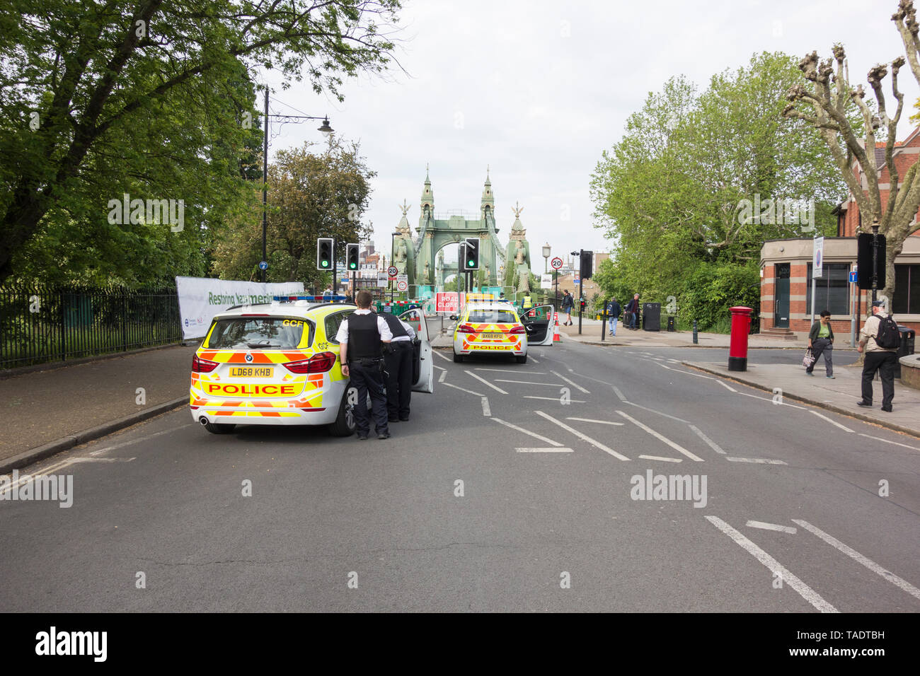 Répondre à un incident de police sur Hammersmith Bridge au cours de sa récente fermeture forcée en raison de problèmes structurels Banque D'Images