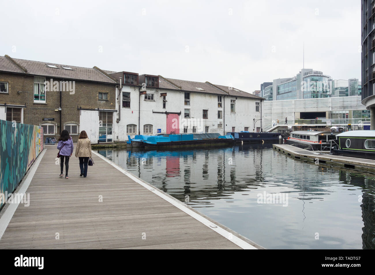 Bateaux à quai sur le canal du bassin de Paddington, London, UK Banque D'Images