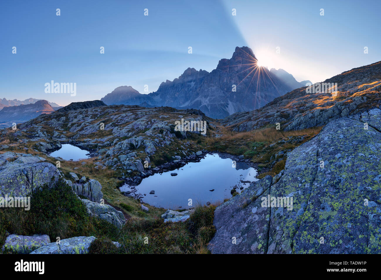 L'Italie, Dolomites, Pale di San Martino avec groupe montagne mountain peak Cimon della Pala et deux petits lacs de montagne au lever du soleil Banque D'Images