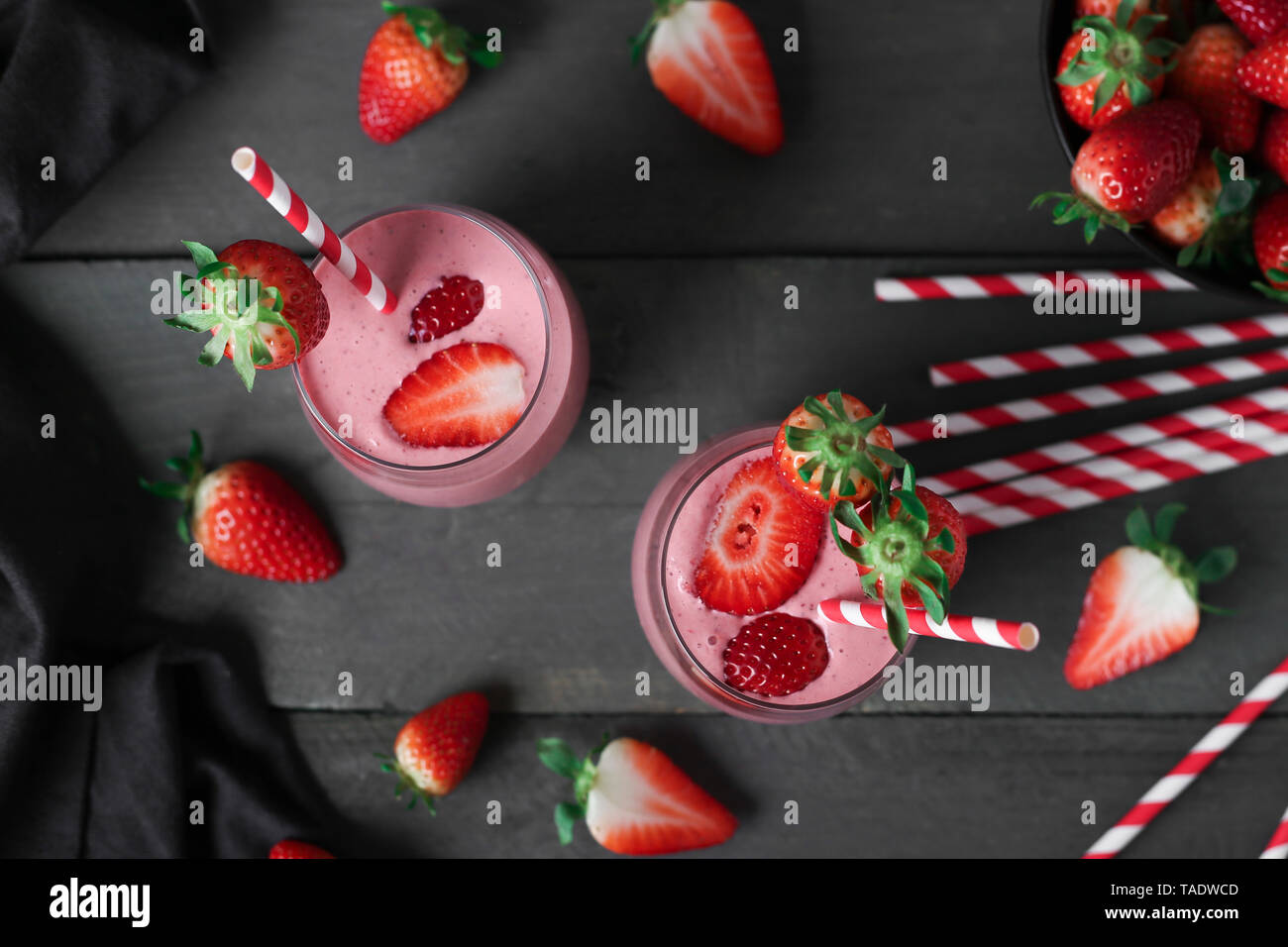 Verres de smoothie aux fraises et fraises à bois foncé Banque D'Images