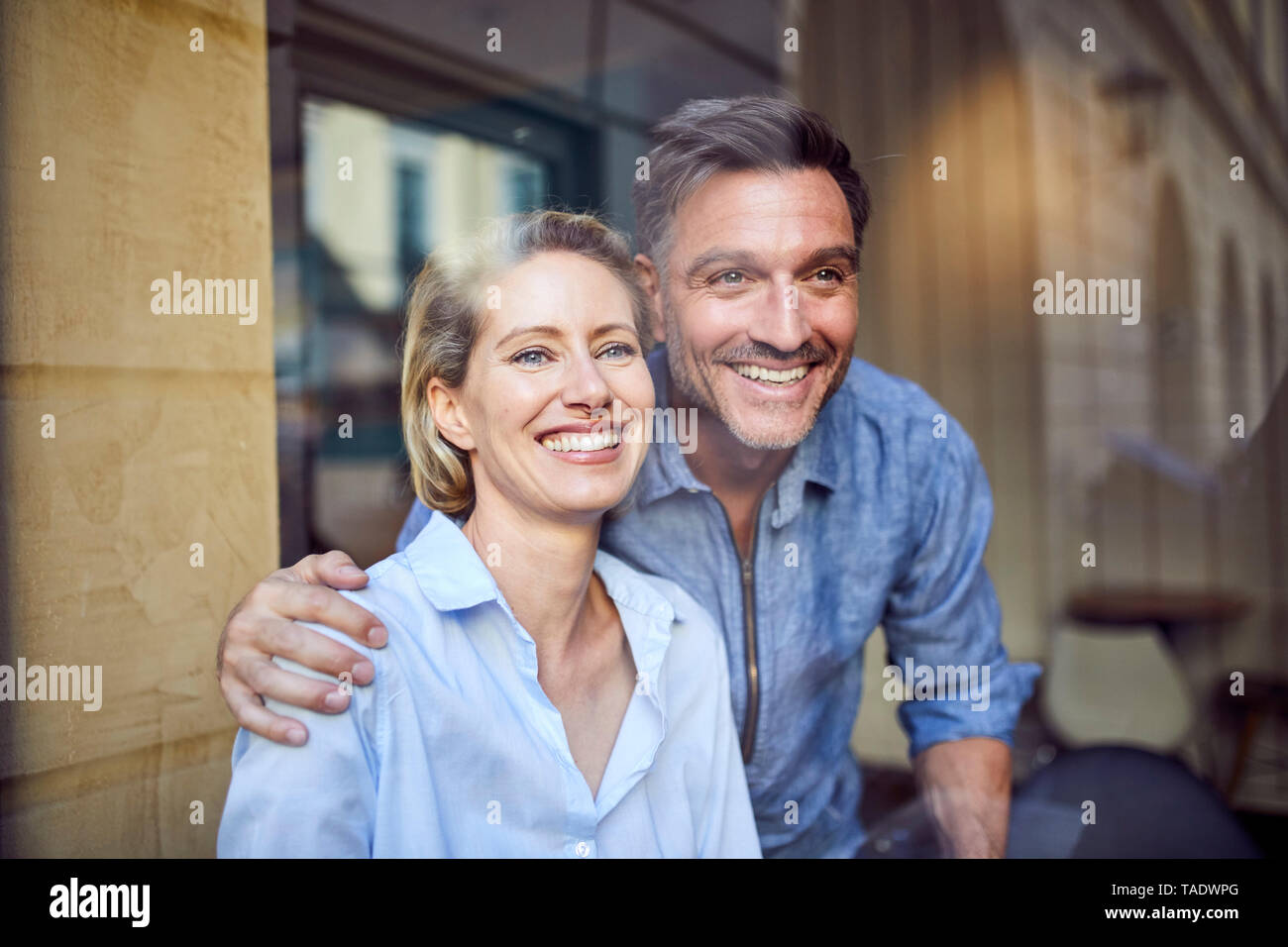 Portrait of happy couple derrière la vitre Banque D'Images