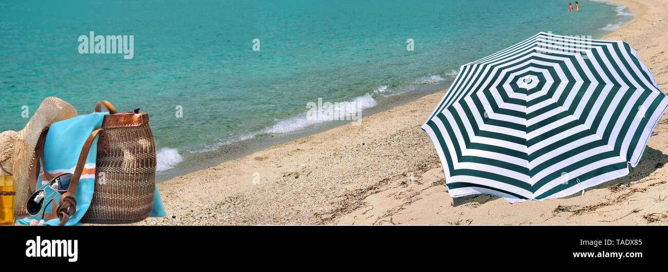 Vue panoramique sur parasol sur la plage avec la mer bleue turquoise Banque D'Images