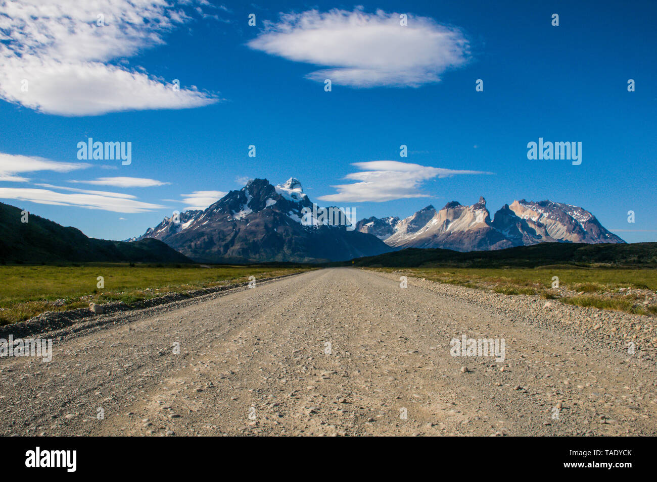 Le Chili, la Patagonie, route droite dans le Parc National Torres del Paine Banque D'Images