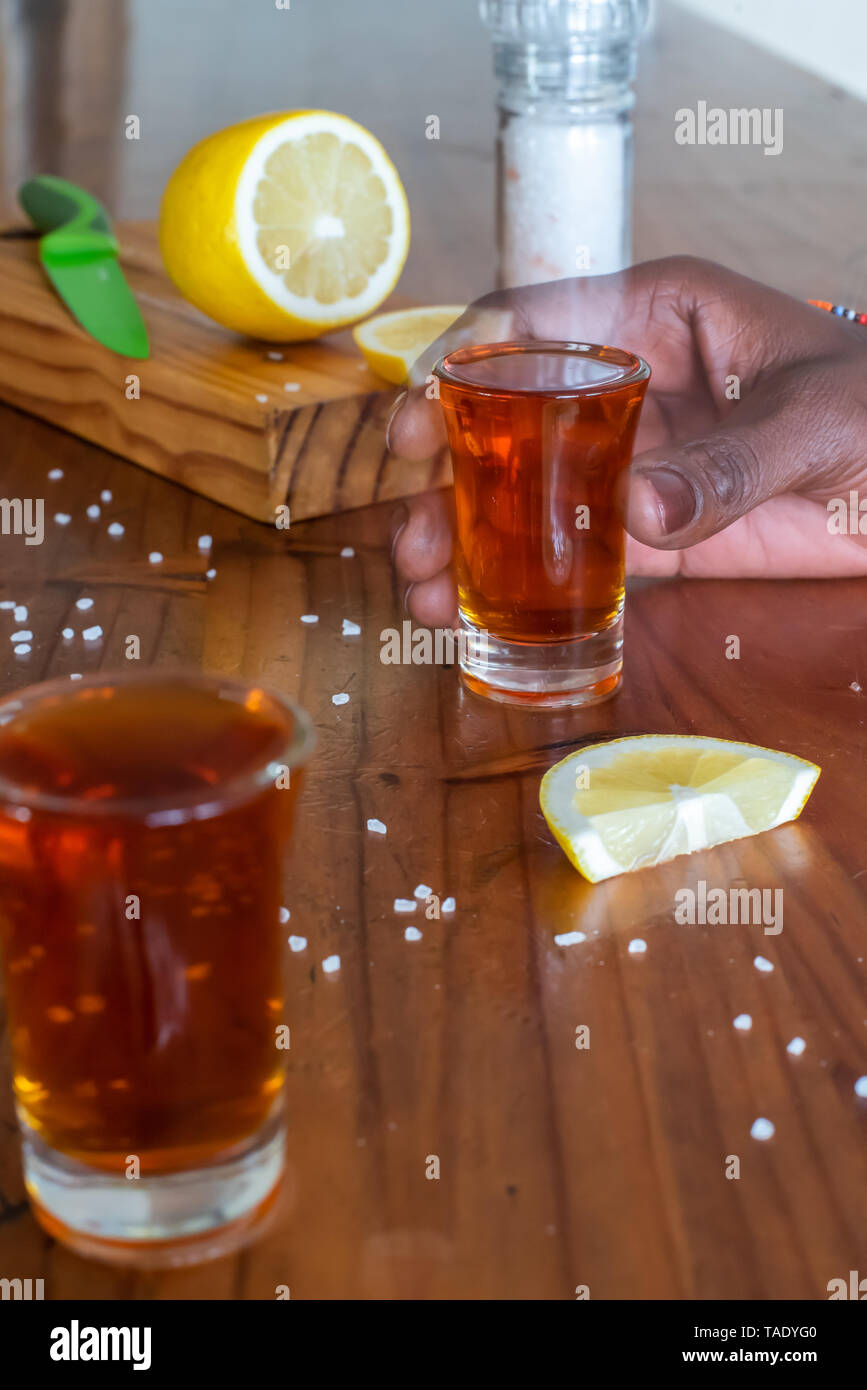 Sortir les verres, de sel et de citron, barman, il est temps de tir Banque D'Images