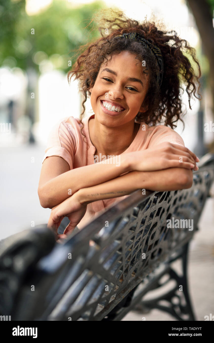 Portrait de jeune femme assise sur un banc Banque D'Images