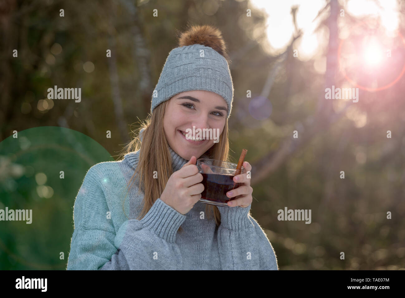 Portrait de jeune femme avec une tasse de thé dans les bois Banque D'Images