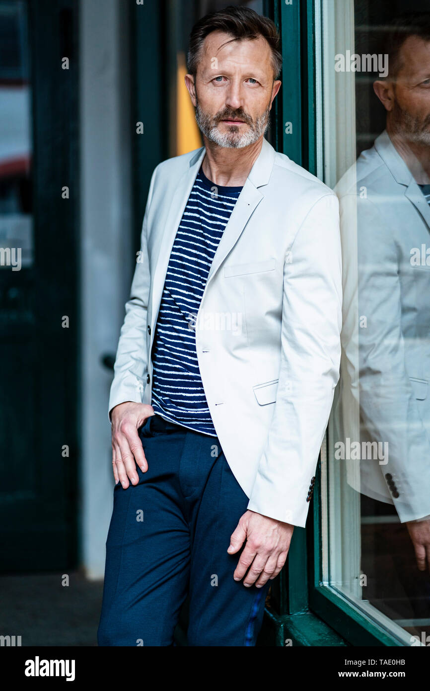 Portrait d'homme mûr à la mode avec barbe grisonnante Banque D'Images