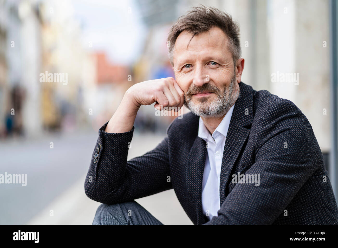 Portrait de contenu mature businessman avec barbe grisonnante Banque D'Images