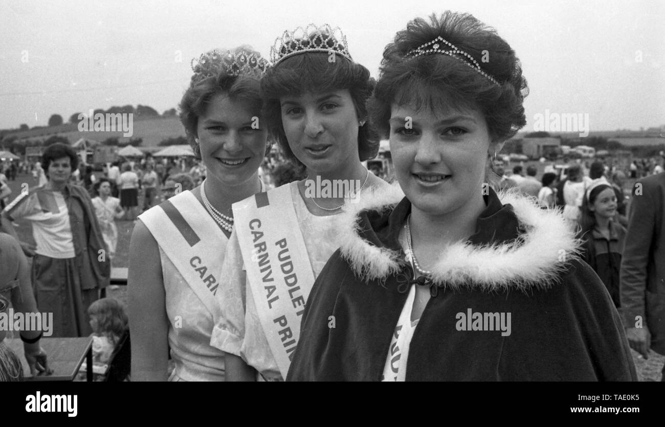 Carnaval à Puddletown Dorset c1980 reine du Carnaval et les Princesses Photo par Tony Henshaw Banque D'Images