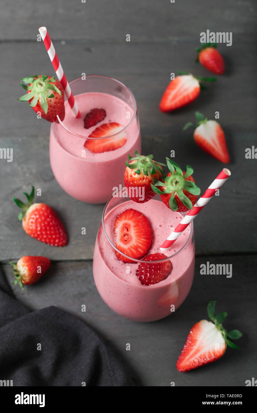 Verres de smoothie aux fraises et fraises à bois foncé Banque D'Images