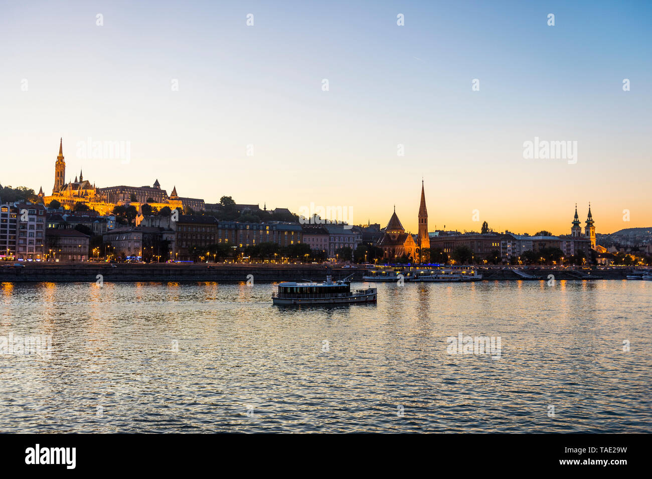 Hongrie, Budapest, vue sur la ville avec l'église Matthias au crépuscule Banque D'Images