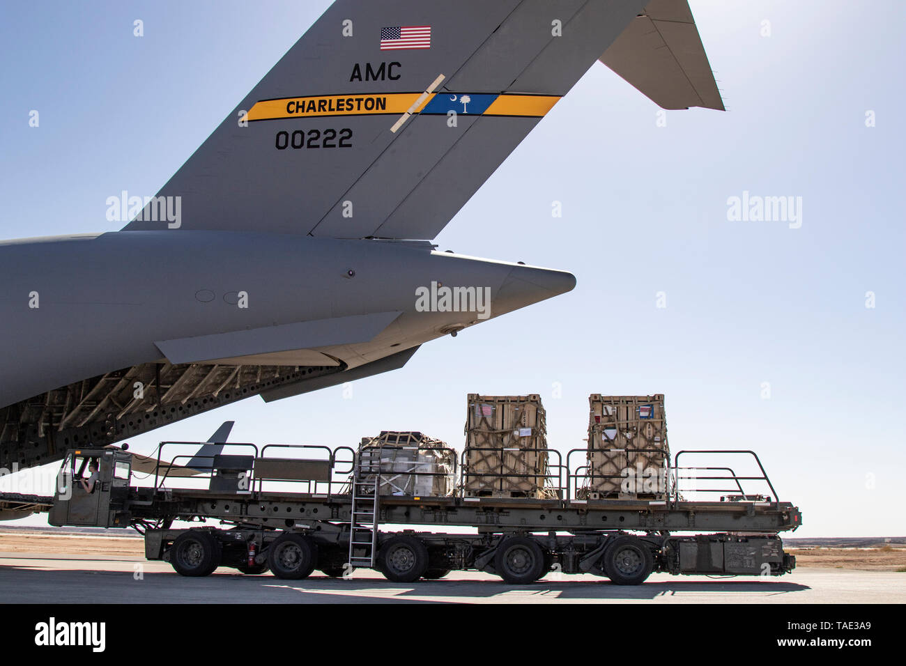 Ce Lockheed C-130 Hercules fournit le transport de l'équipement du Koweït à la Jordanie pour l'exercice de la préparation au déploiement d'urgence qui a eu lieu du 3-10, 2019. L'United States Air Force a fourni le transport de non seulement l'équipement mais leur personnel afin de faire cet exercice. Le but de l'exercice est de mettre en place un poste de commandement tactique et montrer leur capacité à effectuer la commande et le contrôle d'un emplacement déployées à l'avant. À titre d'élément directeur pour la Force, la Spartan 34e Division d'infanterie Red Bull s'emploie à renforcer les partenariats dans la région en Banque D'Images