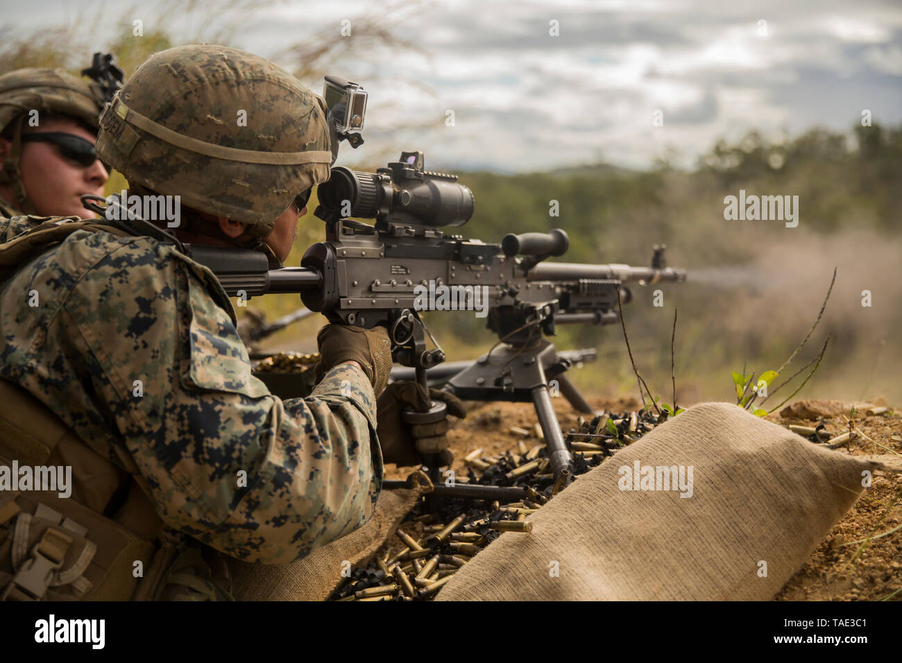 Les Marines américains avec l'élément de combat terrestre, maritime la Force de rotation - Darwin (MRF-D), le feu d'une mitrailleuse M240B au cours d'une attaque de peloton pour l'exercice Southern Jackaroo, zone d'entraînement de Shoalwater Bay, Queensland, Australie, le 23 mai 2019. Le sud de Jackaroo est un exercice trilatéral organisé par 6e Bataillon du Royal Australian Regiment, en collaboration avec le MRF-D des Marines et les membres en service de la masse d'autodéfense du Japon. (U.S. Marine Corps photo par le s.. La Jordanie Gilbert) Banque D'Images