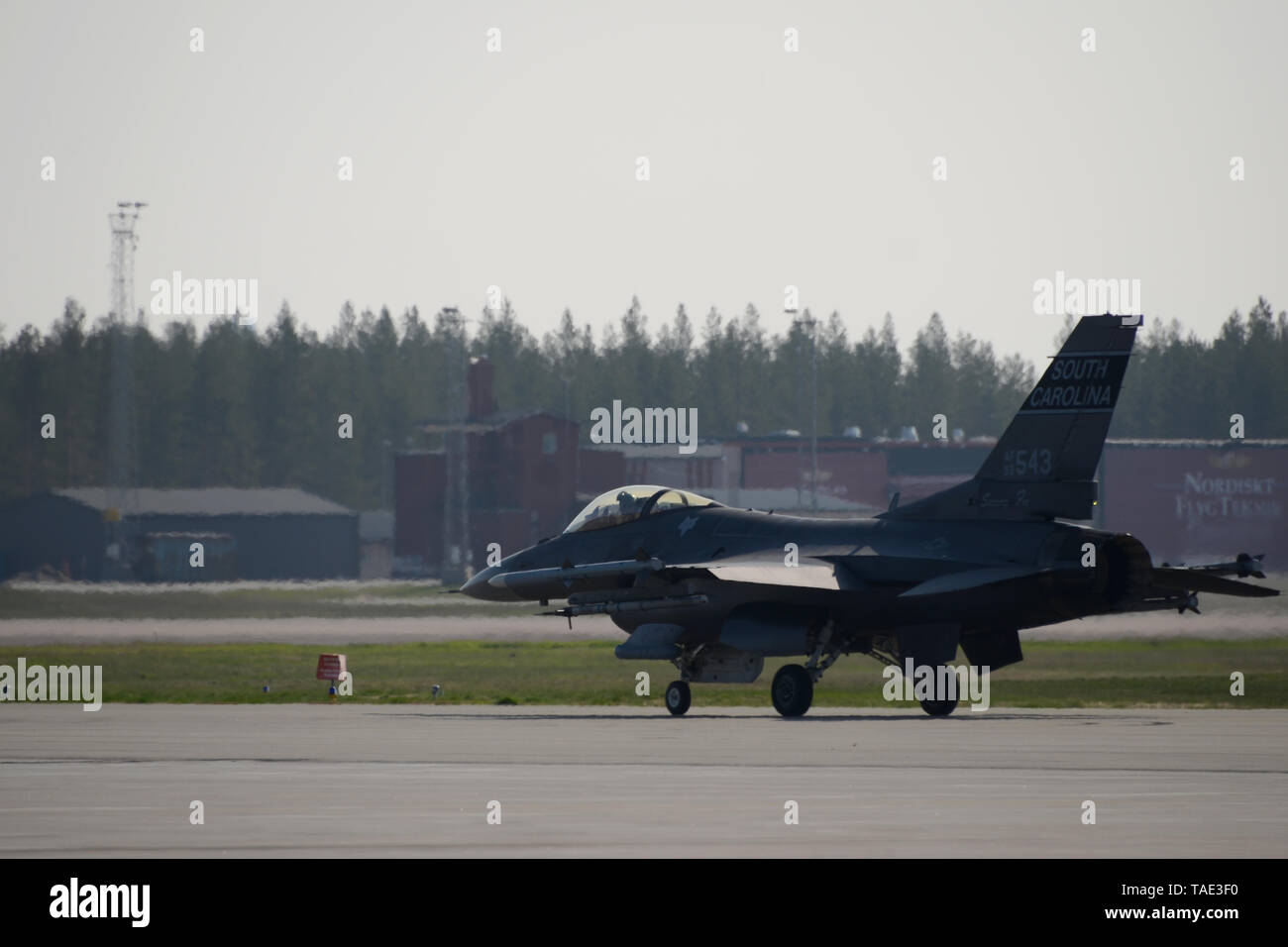 U.S. Air Force F-16 Fighting Falcon pilote désigné à l'Air National Guard's 169e Escadre de chasse de la base de la Garde nationale mixte Guess, S.C., commence les opérations de vol à l'appui de l'exercice 2019 Défi arctique à Kallax Air Base, Luleå, Suède, le 22 mai 2019. ACE Aviation nordique19 est un exercice, et cette année comprendra la participation du Suédois, Norvégien, Danois, Finlandais, Français, Allemand, Néerlandais, Britanniques, et les forces américaines. La participation active des États-Unis, dans le cadre de l'Initiative de la dissuasion, démontre un engagement indéfectible en faveur de l'OTAN et de pays partenaires en Europe. (U.S. La Natio Banque D'Images