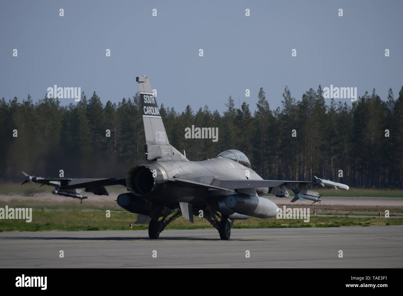 U.S. Air Force F-16 Fighting Falcon pilote désigné à l'Air National Guard's 169e Escadre de chasse de la base de la Garde nationale mixte Guess, S.C., commence les opérations de vol à l'appui de l'exercice 2019 Défi arctique à Kallax Air Base, Luleå, Suède, le 22 mai 2019. ACE Aviation nordique19 est un exercice, et cette année comprendra la participation du Suédois, Norvégien, Danois, Finlandais, Français, Allemand, Néerlandais, Britanniques, et les forces américaines. La participation active des États-Unis, dans le cadre de l'Initiative de la dissuasion, démontre un engagement indéfectible en faveur de l'OTAN et de pays partenaires en Europe. (U.S. La Natio Banque D'Images