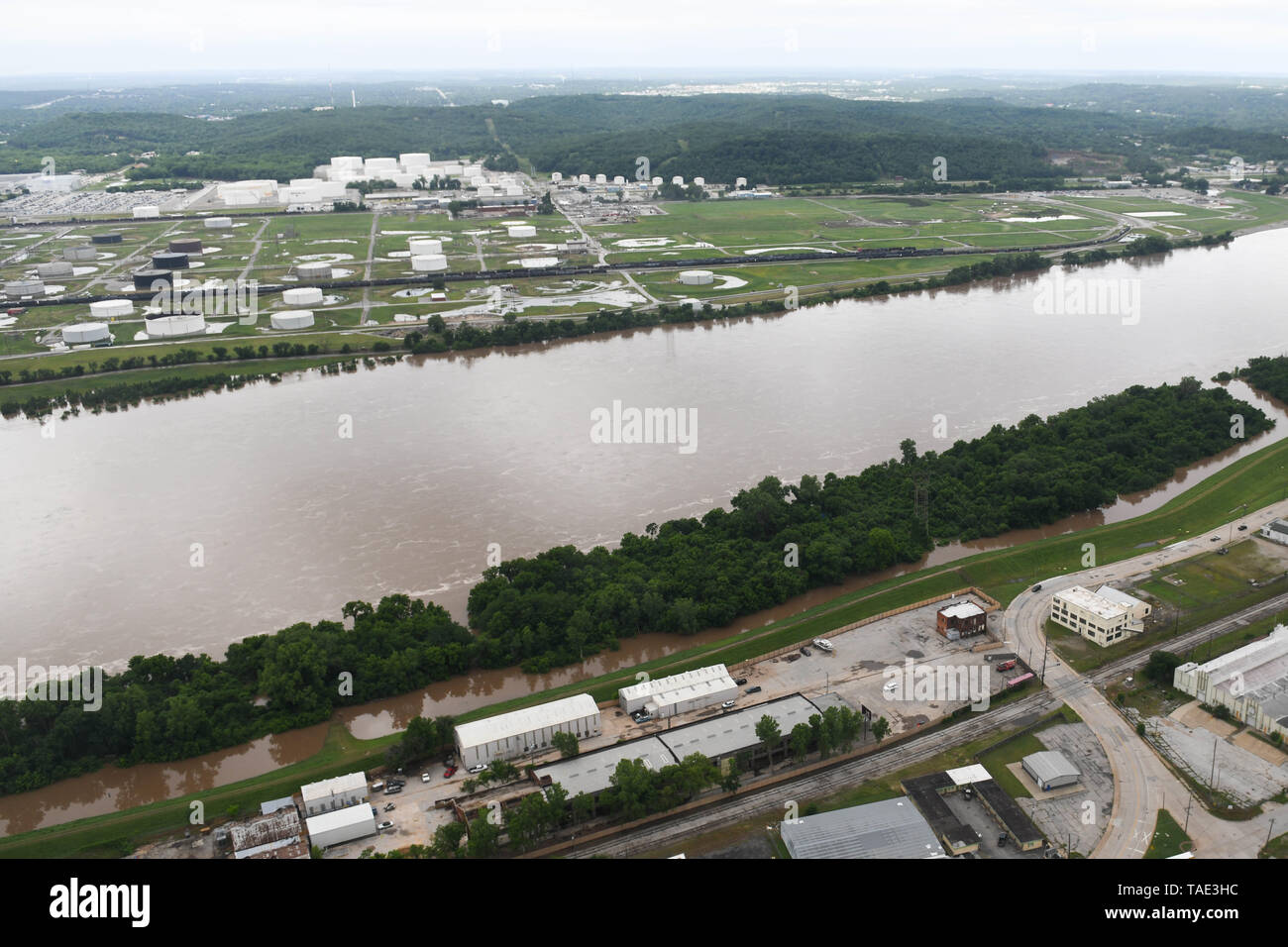 La rivière Arkansas dépasse ses banques de Tulsa, Oklahoma, le 22 mai 2019. Plus de 200 000 pieds cubes d'eau a été diffusé par seconde par Keystone Lake dans l'Arkansas. (U.S. Photo de la Garde nationale aérienne par le sergent. Rebecca Imwalle) Banque D'Images