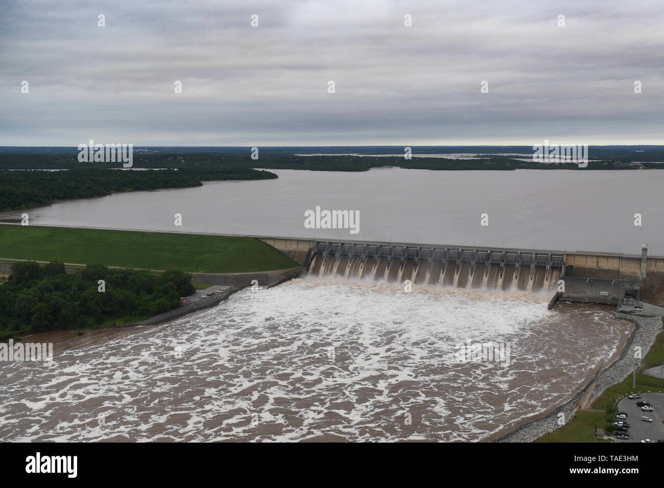 Plus de 200 000 pieds cubes d'eau par seconde par Keystone Lake, en Oklahoma, le 22 mai 2019. Les dangers qui viennent avec une élévation des niveaux d'eau au barrage voûte nécessaire l'Army Corps of Engineers pour libérer plus d'eau dans la rivière Arkansas extrêmement élevé. (U.S. Photo de la Garde nationale aérienne par le sergent. Rebecca Imwalle) Banque D'Images