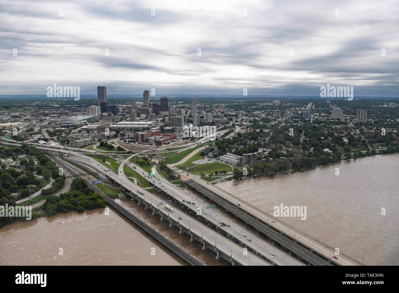 La rivière Arkansas dépasse ses banques de Tulsa, Oklahoma, le 22 mai 2019. Plus de 200 000 pieds cubes d'eau a été diffusé par seconde par Keystone Lake dans l'Arkansas. (U.S. Photo de la Garde nationale aérienne par le sergent. Rebecca Imwalle) Banque D'Images