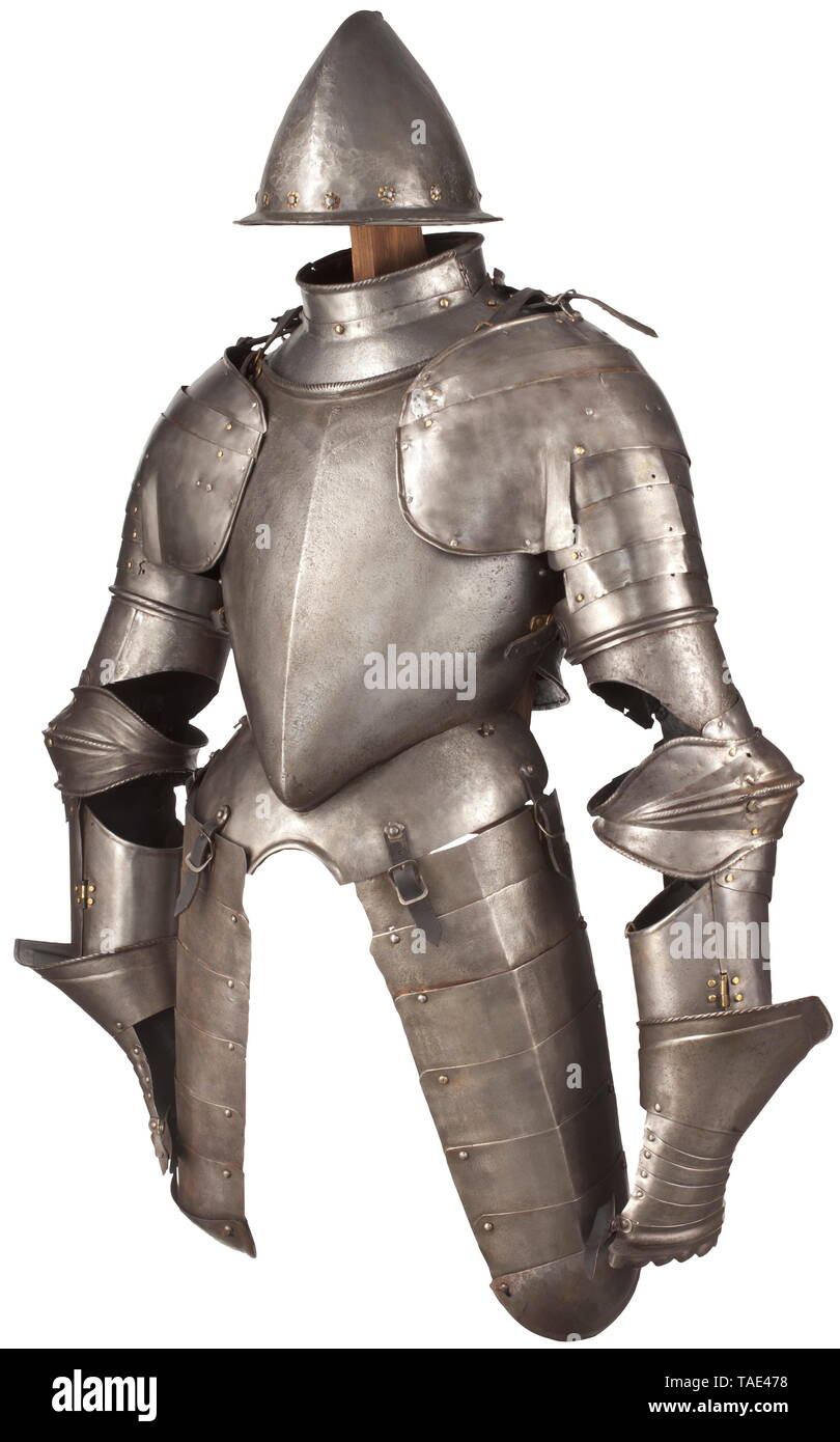 Une longueur de trois quarts espagnol armor pour un homme d'armes, fin du 16e siècle Cabasset forgée dans une pièce en laiton avec doublure adossés à des rivets. Gorgerin ouvrant sur une charnière, et tourné avec bord en cordée. Pectoral de forme peascod et tourné avec l'ouverture du cou en cordée et goussets de mobiliers. Jupe d'une lame avec tassets glissant sur six lames avec poleyns d'une seule pièce. Plaque lisse. Bras complet avec les défenses non-appariement sur cinq lames coulissantes épaulières, fermé et vambraces couters ouvrant sur une charnière. Gantelets jointe avec cinq lames métacarpien et Additional-Rights Clearance-Info-hi,-Not-Available Banque D'Images