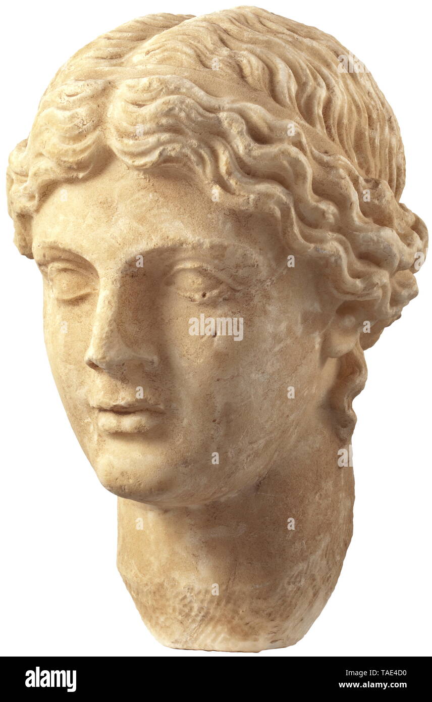 Une femme chef hellénistique - une belle copie à partir du 19e siècle d'après des modèles grecs femme chef (Aphrodite ?) avec séparation centrale des cheveux qui est fixé directement au-dessus du front par un bandeau. La chevelure ondulée au-dessous de l'arceau arrière peignés et attaché à un noeud à l'arrière de la tête. La représentation du mal résolu bandeau à l'arrière de la tête. Ce détail et les contours nets de la glabelle (le pont entre les arcs orbitaux et le nez) ainsi que le traitement du cou indiquent que la sculpture à l'Additional-Rights Clearance-Info, main--Not-Available Banque D'Images