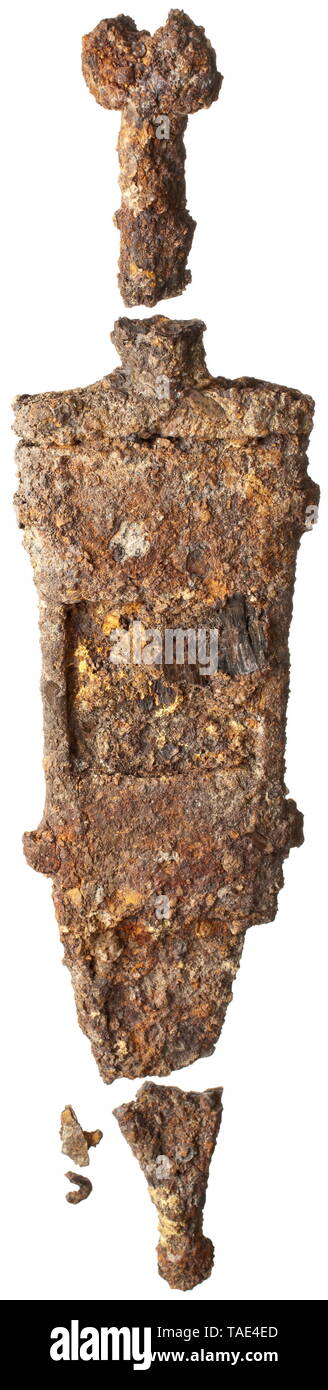 Un poignard militaire romain, 3e siècle Fer à Repasser Poignard avec fourreau en fer et des restes de l'intérieur de boiseries la couche de corrosion. Brisée en trois morceaux mais presque entièrement préservé. Une petite partie d'un anneau de suspension et un autre de ces fragments avec une petite puce de la trame fourreau sont préservés. Cinq Parties au total. Dimensions, largeur, principes de construction et, en particulier, le pommeau en forme de croissant, désigner l'épée comme une forme tardive du tiers médian de la 3ème siècle. L'élément est recouvert d'une épaisse couche de corrosion et, Additional-Rights Clearance-Info-incrust-Not-Available Banque D'Images