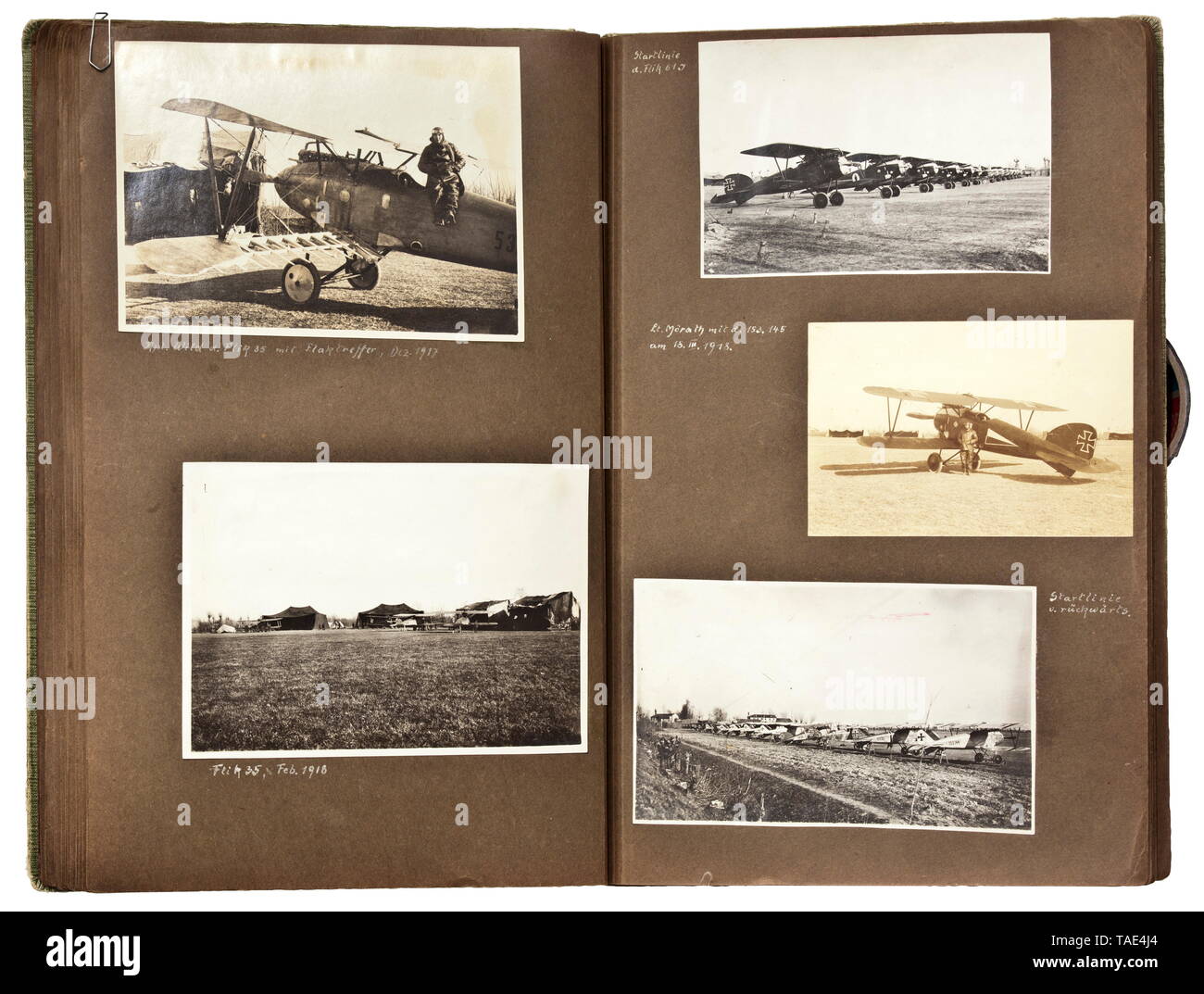 Mörath - Edgar majeur un album de la gendarmerie royale et impériale battant Calico troupes lié, 18 pages album photo avec l'insigne de pilote de couleur et un total de 107 avions, des images de scènes de bataille et des vues aériennes ainsi que des portraits. Photo souvenir de son supérieur. Inclus est un album photo avec onze décousu des pages recto-verso, les photos ont adhéré à l'Mörath à partir de feuilles de temps avec Kaiserjäger Regiment (2 mines sur le Col di Lana crête). historique, historique, Air Force, direction du service, les branches de service, le service armé, forces armées, militaire, militaria, armées de l'air, Editorial-Use-seulement Banque D'Images