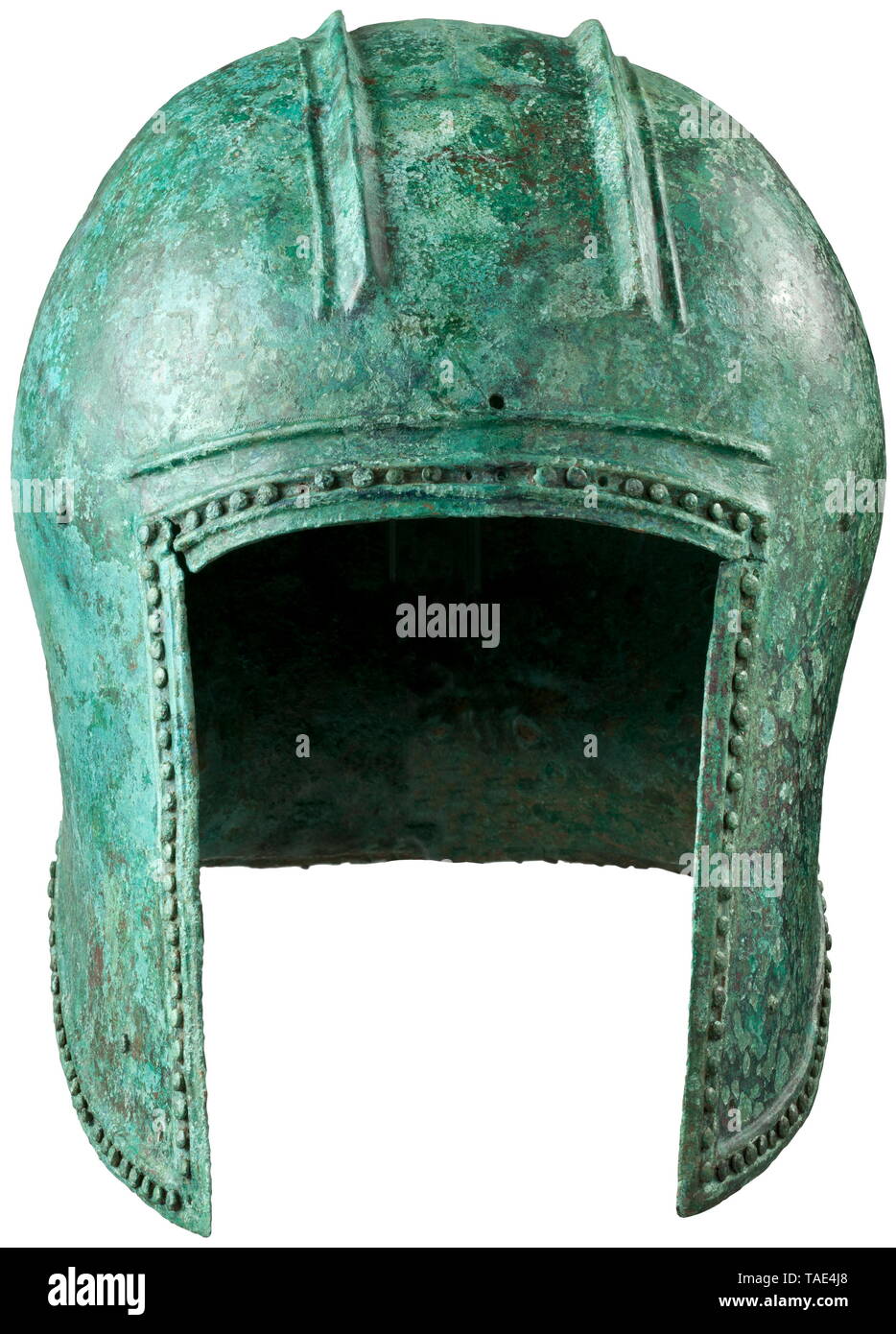 Un casque d'Illyrian milieu de forme (type II), la fin de 7e - 6e siècle avant J.-C. au milieu du casque de Bronze avec coupe-faciale, l'intégrale joue-morceaux prolongeant directement vers le bas, passant à l'arrière dans une élégante courbe et se terminant en fait les découpes latérales qui inclinent à un neckguard horizontale de torchage. Dans tout le bord inférieur du casque orné d'une ligne dense de 4,5 mm de large clous entre une double nervure dans le repoussé. Sur l'ancien monde, Additional-Rights Clearance-Info-Not-Available- Banque D'Images