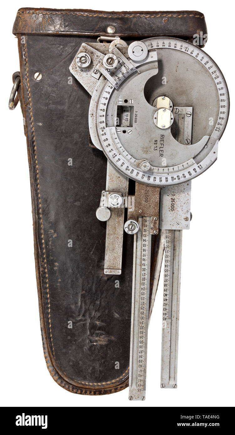 Un triangle de mesure 34 pour le MG, dans son étui de cuir bouilloire historique Riefler, historique, 20e siècle, Editorial-Use-seulement Banque D'Images