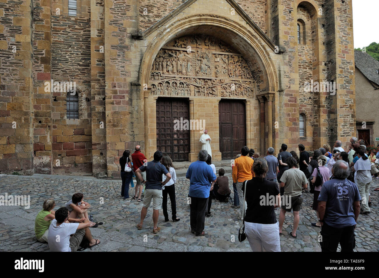 Pèlerin à la recherche à l'Abbatiale de Sainte-Foy-de-Conques, dans le département de l'Aveyron , sur le Chemin de Saint Jacques (Santiago de Compostela), Òvoie du Pu Banque D'Images