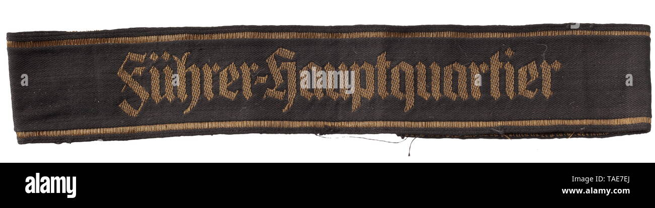 Un brassard titre 'Führer-Hauptquartier' 1er modèle bande noir avec de l'or-tissé inscription gothique (avec tiret) et bordures. Un brassard utilisé titre environ 40 cm de longueur. Ce titre a été porté par tous les membres du personnel interne de l'ordre du Führer siège social établi en 1939. Le 2e modèle a été introduit en 1941. Un brassard extrêmement rares. titre, historique, historique du 20e siècle, Editorial-Use-seulement Banque D'Images