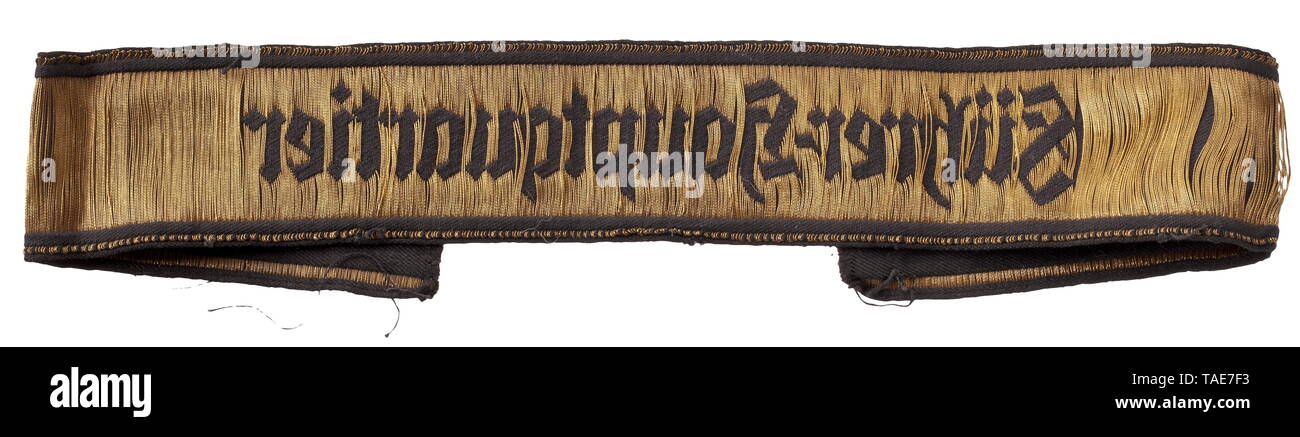Un brassard titre 'Führer-Hauptquartier' 1er modèle bande noir avec de l'or-tissé inscription gothique (avec tiret) et bordures. Un brassard utilisé titre environ 40 cm de longueur. Ce titre a été porté par tous les membres du personnel interne de l'ordre du Führer siège social établi en 1939. Le 2e modèle a été introduit en 1941. Un brassard extrêmement rares. titre, historique, historique du 20e siècle, Editorial-Use-seulement Banque D'Images